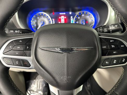 Used 2024 Chrysler Pacifica Touring-L FWD image 21