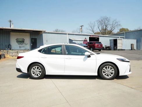 Used 2025 Toyota Camry LE image 3