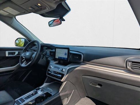 Used 2024 Ford Explorer XLT image 30