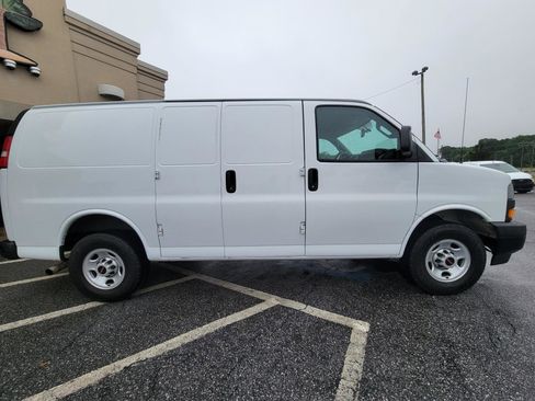 Used 2022 GMC Savana 2500 RWD image 16