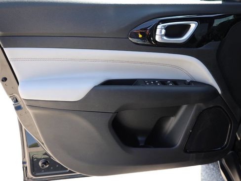 Used 2025 Jeep Compass Limited image 12