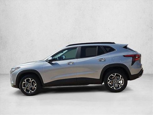 Used 2025 Chevrolet Trax LT FWD image 9