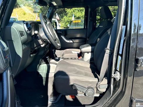 Used 2015 Jeep Wrangler Unlimited Rubicon w/ Connectivity Group image 6