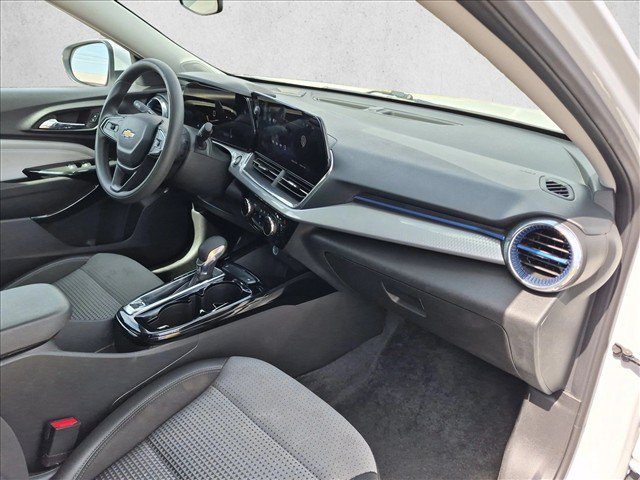 Used 2025 Chevrolet Trax LT FWD image 19