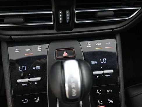 Certified 2022 Porsche Macan AWD/4WD image 16