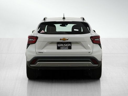 Used 2024 Chevrolet Trax LT w/ Sunroof Package image 4
