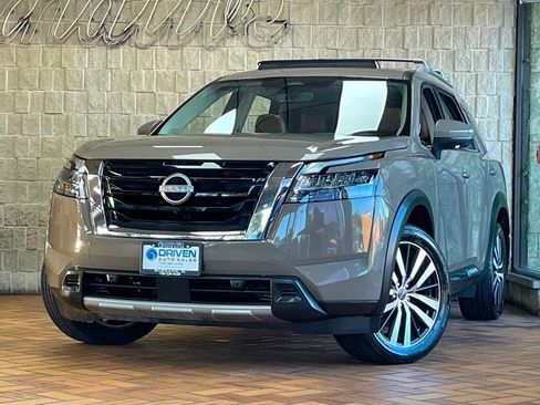 Used 2024 Nissan Pathfinder Platinum AWD/4WD image 2