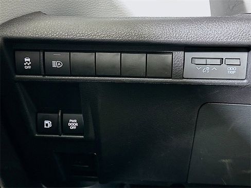 Used 2025 Toyota Sienna XLE image 10