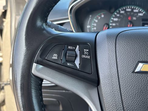 Used 2022 Chevrolet Trax LT w/ LT Convenience Package image 32