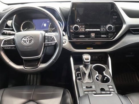 Certified 2025 Toyota Highlander XLE AWD/4WD image 16