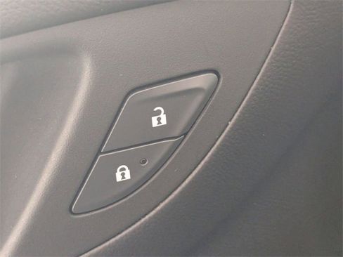 Used 2023 Chevrolet Equinox LT w/ Driver Convenience Package image 11