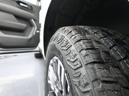 New 2026 Chevrolet Suburban Z71 w/ Z71 Off-Road Package AWD/4WD image 40