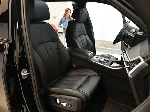 Used 2025 BMW X5 xDrive40i w/ Executive Package image 32