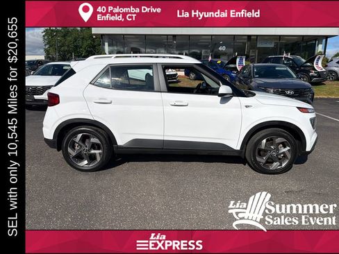 Used 2024 Hyundai Venue SEL FWD image 2