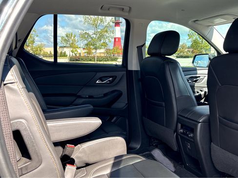 Used 2021 Chevrolet Traverse LT image 12