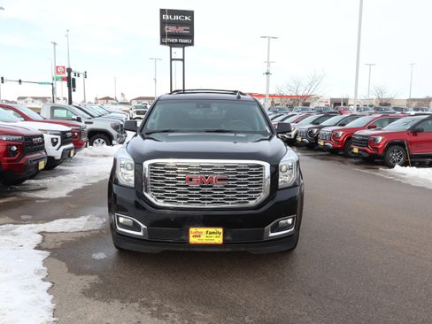 Used 2018 GMC Yukon Denali image 2
