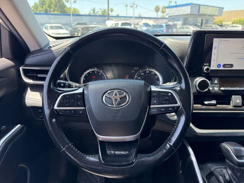 Used 2023 Toyota Highlander LE FWD image 10