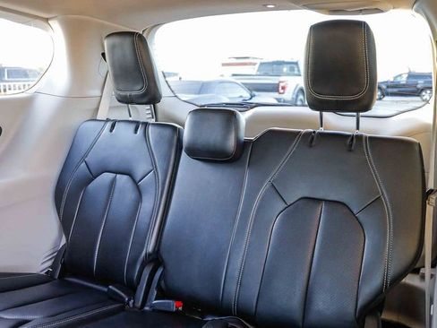 Used 2023 Chrysler Pacifica Touring-L image 23