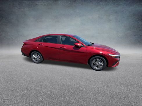 Certified 2025 Hyundai Elantra SE image 27