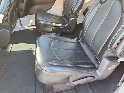 Used 2024 Chrysler Pacifica Touring-L image 9