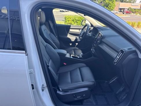 Certified 2025 Volvo XC40 B5 Plus AWD/4WD image 15