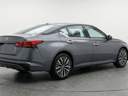 Used 2025 Nissan Altima 2.5 SV image 9