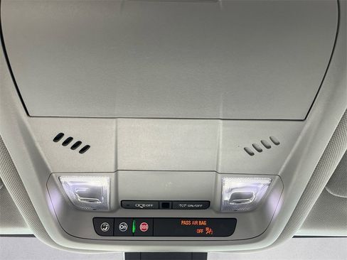 Used 2022 Chevrolet Equinox LT w/ Driver Convenience Package image 11