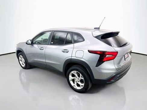 Used 2024 Chevrolet Trax LS w/ LS Convenience Package FWD image 6