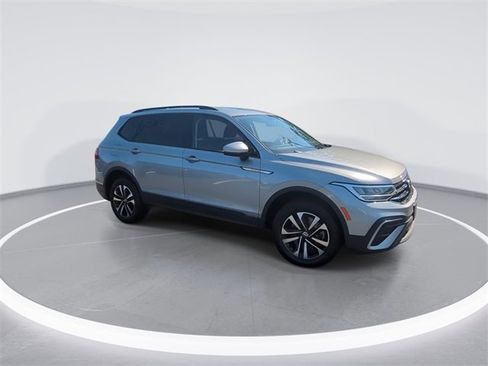 Used 2022 Volkswagen Tiguan S image 2