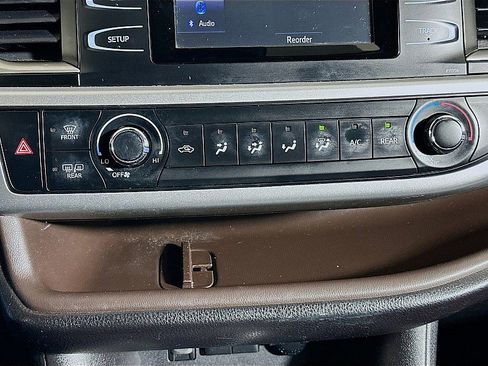Used 2018 Toyota Highlander LE image 16