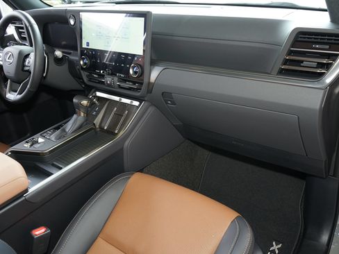 Used 2026 Lexus GX 550 w/ Accessory Package (31) AWD/4WD image 5