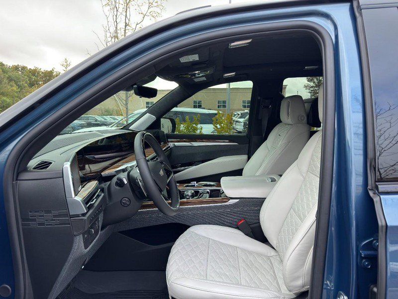 Used 2026 Cadillac Escalade Platinum Sport w/ LPO, ONYX Package AWD/4WD image 9
