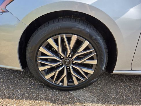 Used 2025 Nissan Altima 2.5 SV FWD image 25
