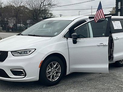 Used 2024 Chrysler Pacifica Touring-L