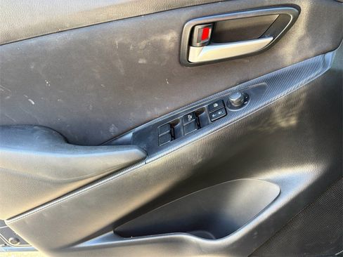 Used 2019 Toyota Yaris L image 29