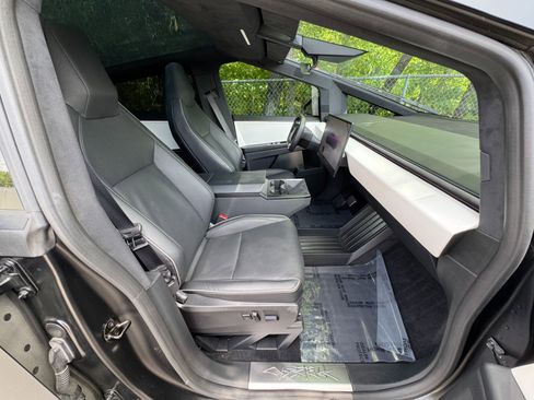 Used 2024 Tesla Cybertruck AWD Crew Cab image 45