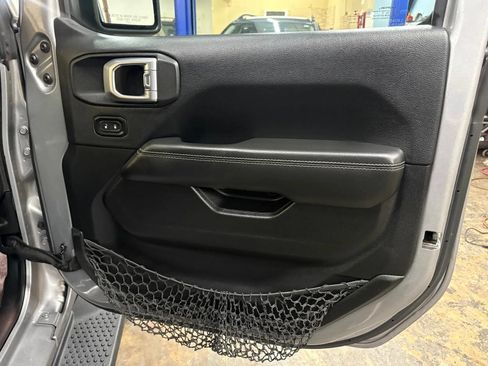 Used 2018 Jeep Wrangler Unlimited Sahara w/ Dual Top Group AWD/4WD image 25
