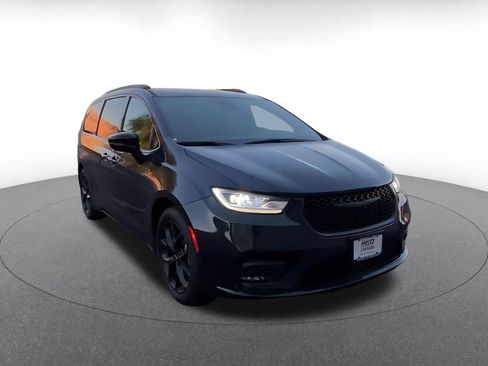 Used 2025 Chrysler Pacifica Limited FWD image 3