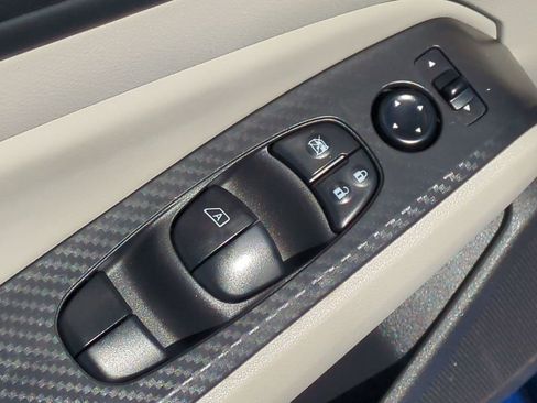 Used 2025 Nissan Altima 2.5 SV FWD image 25