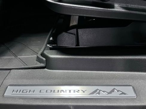 Used 2026 Chevrolet Suburban High Country AWD/4WD image 32