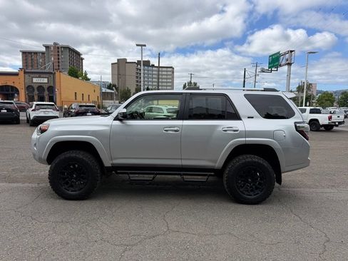 Used 2020 Toyota 4Runner SR5 AWD/4WD image 6
