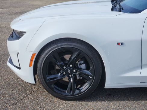 Used 2021 Chevrolet Camaro LT w/ Technology Package image 9