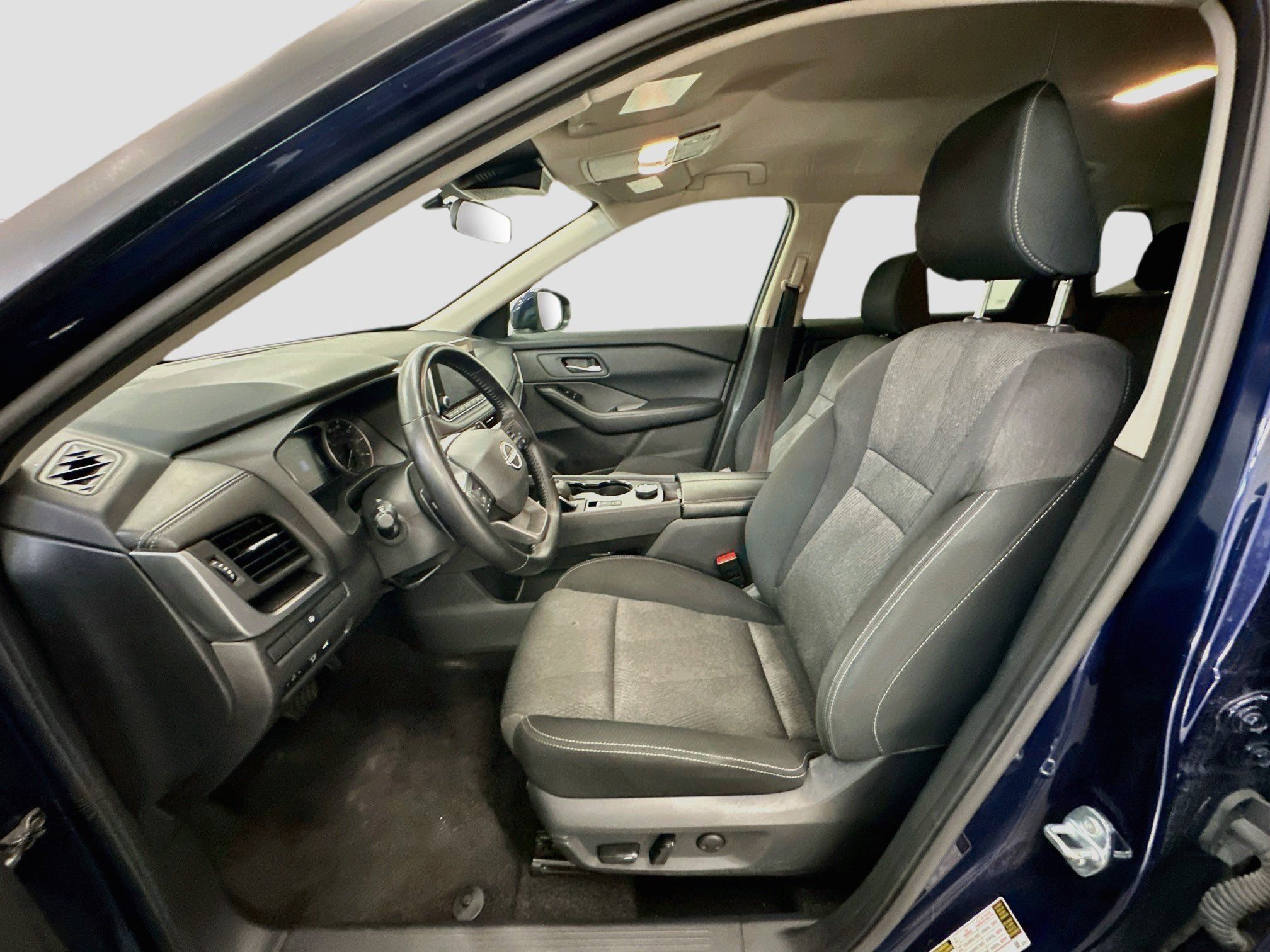 Used 2025 Nissan Rogue SV AWD/4WD image 13