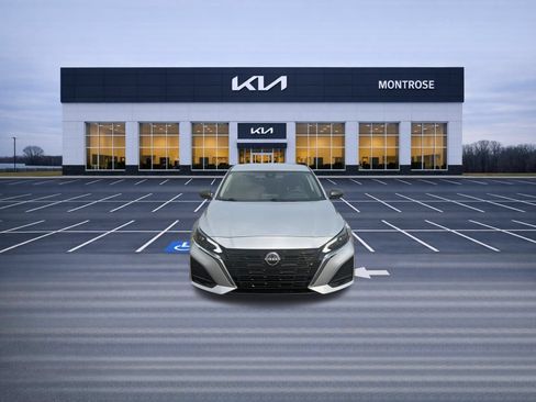 Used 2024 Nissan Altima 2.5 SV FWD image 2
