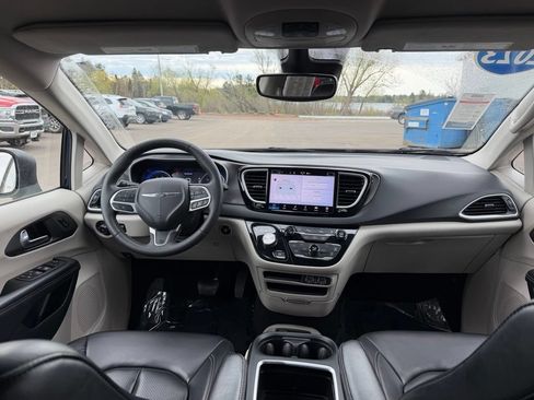 Used 2023 Chrysler Pacifica Touring-L FWD image 2
