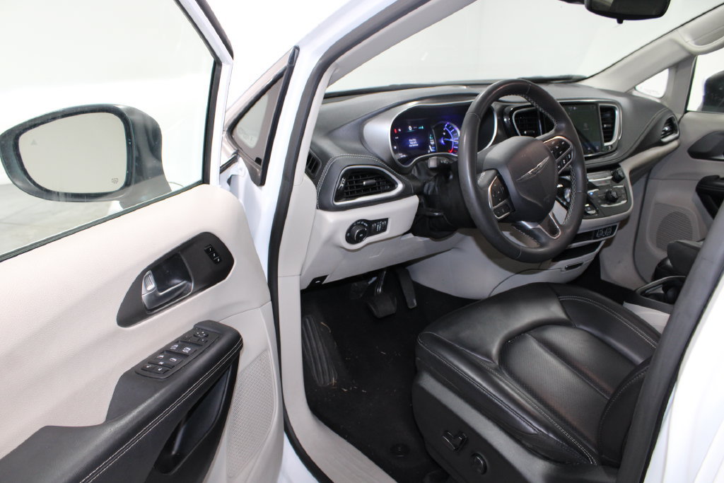 Used 2024 Nissan Versa SR FWD image 59