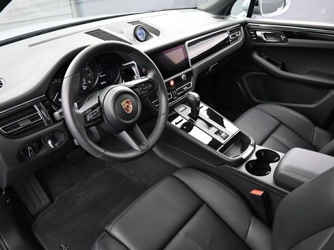 Certified 2025 Porsche Macan image 4