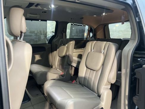Used 2015 Chrysler Town & Country Touring-L w/ Trailer Tow Group image 11