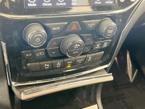 Used 2022 Jeep Grand Cherokee Limited AWD/4WD image 15