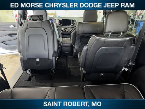 New 2027 Chrysler Pacifica Limited w/ Family Tech Group AWD/4WD image 36